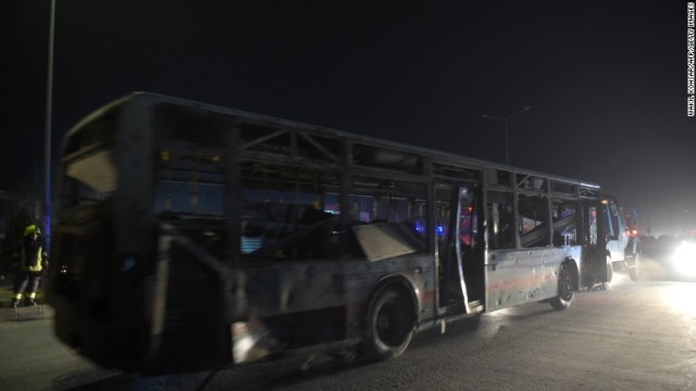 カブールで起きた爆発で損傷したバス